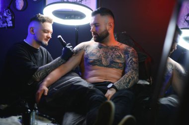 Profesyonel dövme sanatçısı dövme yapar..