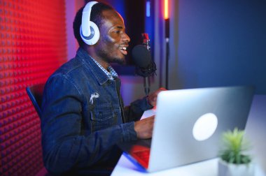 Siyahi erkek nüfuzlu kişi, İnternet izleyicileri için yeni eğilimleri tartışarak materyal yaratıyor.