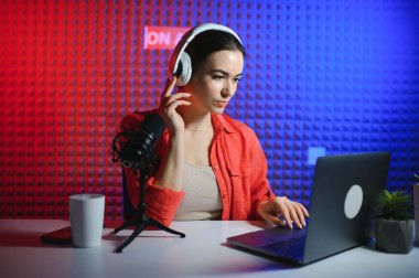 Genç yaratıcı kadın sosyal medyada takipçileri için canlı bir video yayınlıyor..