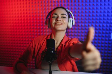 Genç yaratıcı kadın sosyal medyada takipçileri için canlı bir video yayınlıyor..