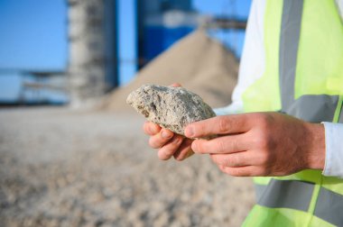 Endüstriyel alanda mühendis. Taş kırma ve tarama tesisi.