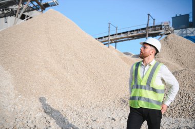 Ezilmiş taş üretim tesisinde mühendis. Çakıl.