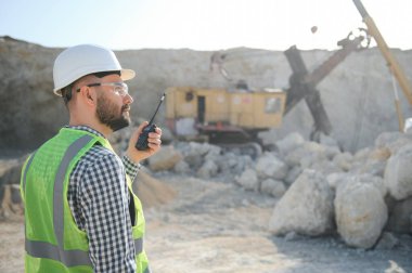 Taş ocağı işçisi bir kalite kontrol.