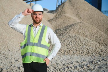 Endüstriyel alanda mühendis. Taş kırma ve tarama tesisi.