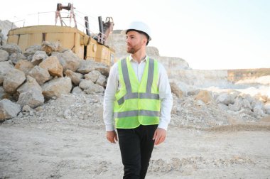 Taş ocağı işçisi bir kalite kontrol.