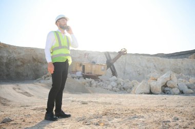 Taş ocağı işçisi bir kalite kontrol.