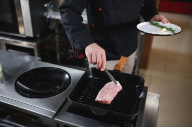 Otel ya da restoran mutfağında aşçı, et ya da biftek kesiyor..