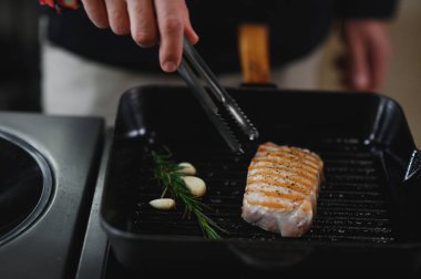 Şef domuz bifteği pişirir. Yemek tarifi kitabı, yemek pişirme, restoran işi..