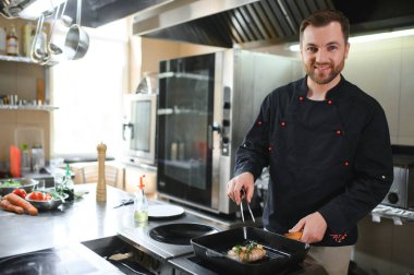 onun mutfak şefi gülümseyen.