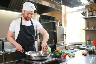 Şef aşçı sebze onun mutfakta hazırlanması.