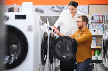 Çamaşır makinesini, elektronik mağazasını seçen çift.