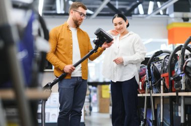 Elektrik süpürgesi, elektronik mağazası seçen çift..