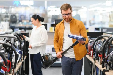 Elektrik süpürgesi, elektronik mağazası seçen çift..