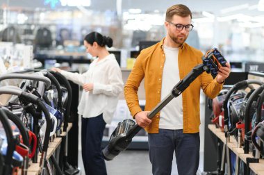 Elektrik süpürgesi, elektronik mağazası seçen çift..