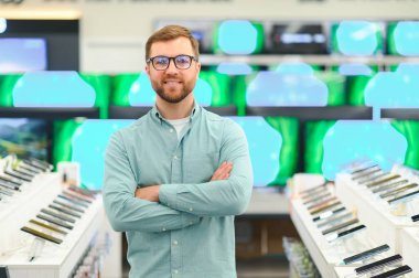 Ev aletleri dükkanında sakallı yakışıklı bir adamın portresi..