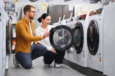 Hipermarket seçerek çamaşır makinesine genç Çift