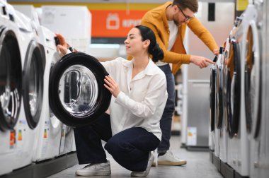 Çamaşır makinesini, elektronik mağazasını seçen çift.