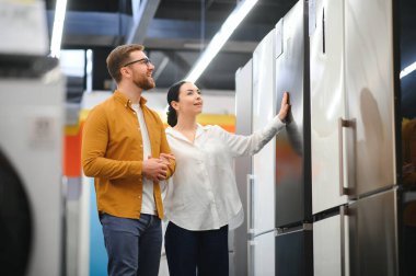 Aile çift yerli buzdolabı süpermarkette satın alma.