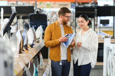 Pozitif bir çift ev aletleri deposunda demir seçiyor..
