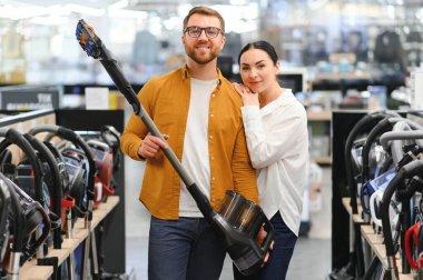 Elektrik süpürgesi, elektronik mağazası seçen çift..
