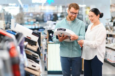 Mutlu çift kablosuz elektrik süpürgesini dükkandan seçiyor..