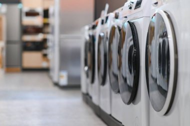 Modern çamaşır makinelerinin sıraları bir mağazada.