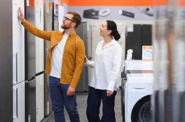 Aile çift yerli buzdolabı süpermarkette satın alma.