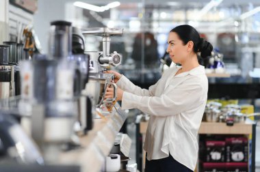 Mağazadaki mutfak malzemelerini seçen kadın.