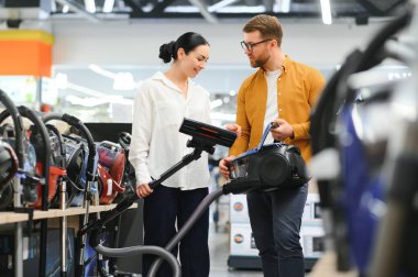 Elektrik süpürgesi, elektronik mağazası seçen çift..