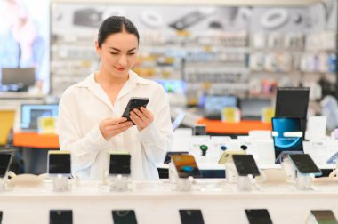 Teknoloji mağazasından yeni akıllı telefon almak. Yeni bir teknolojik cihaz arıyorum..