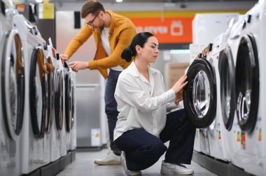 Hipermarket seçerek çamaşır makinesine genç Çift