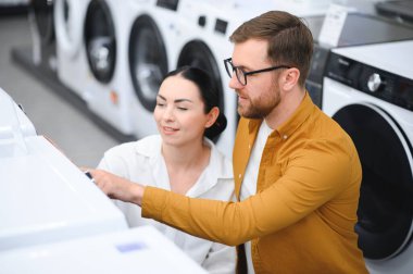 Çamaşır makinesini, elektronik mağazasını seçen çift.