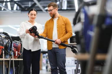 Elektrik süpürgesi, elektronik mağazası seçen çift..