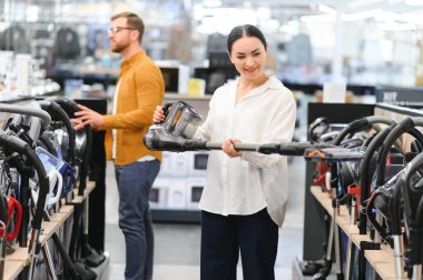 Elektrik süpürgesi, elektronik mağazası seçen çift..
