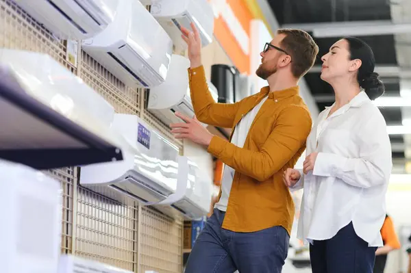 Güzel bir çift bir elektronik mağazasından klima seçiyor..