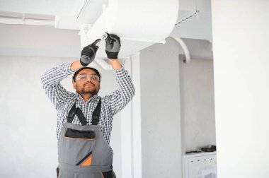 Hvac Hintli işçiler havalandırma ve havalandırma için boru sistemi kuruyor. Boşluğu kopyala.