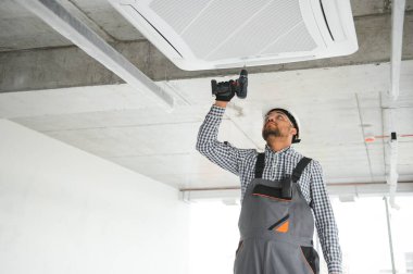 uzman temizler ve duvar Klima tamir.