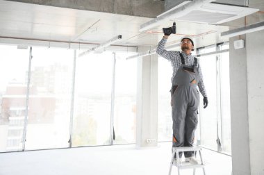 Modern klimakapalı bakımı profesyonel teknisyen. Metin için alan.