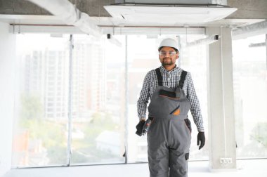 uzman temizler ve duvar Klima tamir.