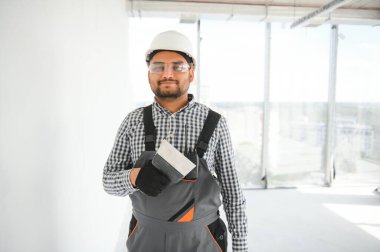 Hintli işçiler bir apartmanda tamirat yapıyor..