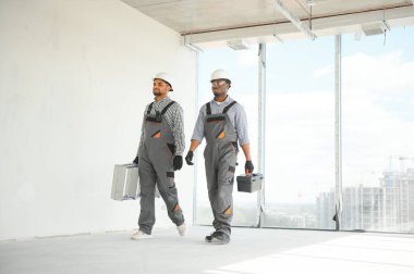 İnşaat alanında çok kültürlü inşaat işçileri..