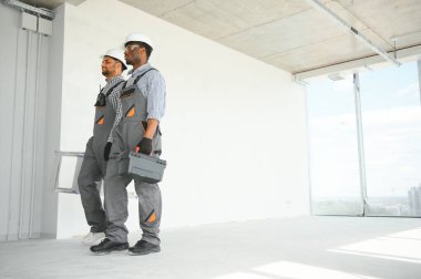 İnşaat alanında çok kültürlü inşaat işçileri..