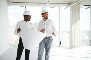 Hintli ve Afrikalı Amerikalı mühendisler inşaat alanında.