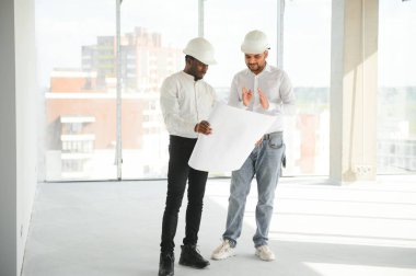 Hintli ve Afrikalı Amerikalı mühendisler inşaat alanında.