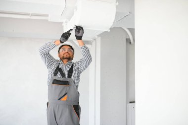 HVC hizmetleri Hintli işçiler havalandırma ve havalandırma için boru sistemi kurdular..