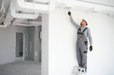 Hvac Hintli işçiler havalandırma ve havalandırma için boru sistemi kuruyor. Boşluğu kopyala.