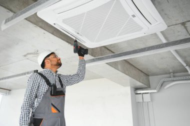 Modern klimakapalı bakımı profesyonel teknisyen. Metin için alan.