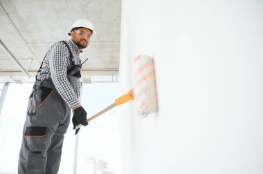 Hintli işçiler bir apartmanda tamirat yapıyor..