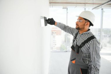 Hintli işçiler bir apartmanda tamirat yapıyor..