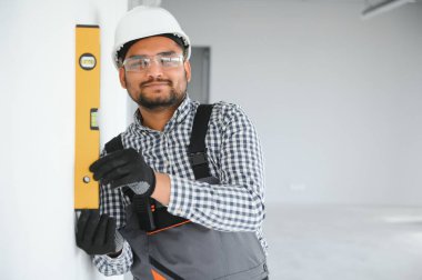 Hintli işçiler bir apartmanda tamirat yapıyor..